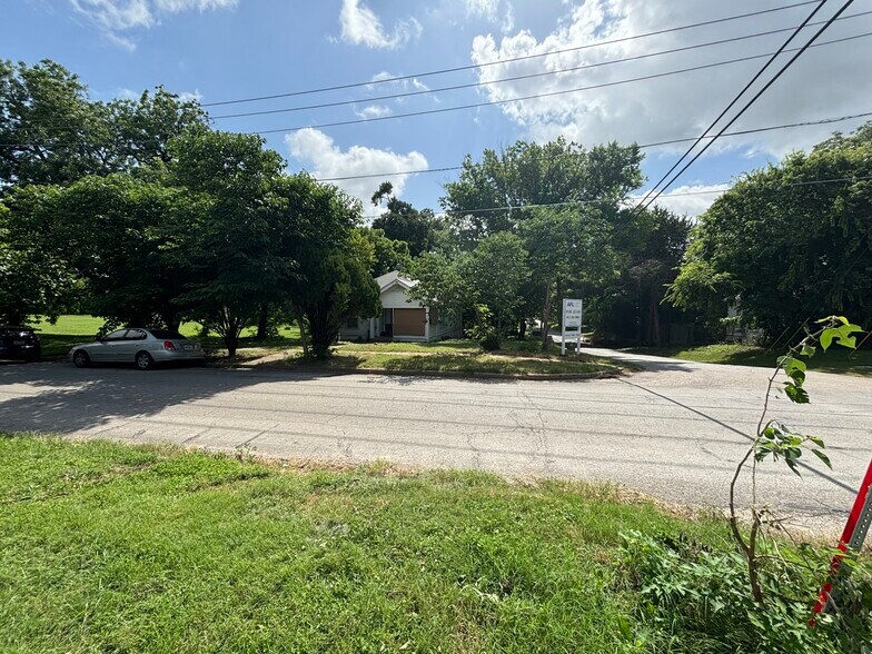 1402 Englewood Rd, Dallas, TX à louer - Photo du bâtiment - Image 3 de 4