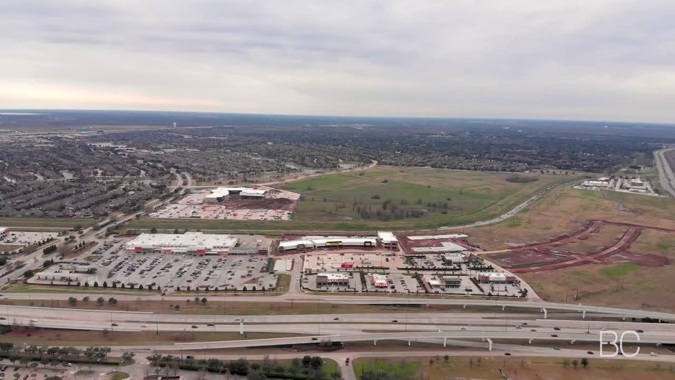 Highway 90, Sugar Land, TX à vendre - Vidéo sur l’inscription commerciale - Image 1 de 1