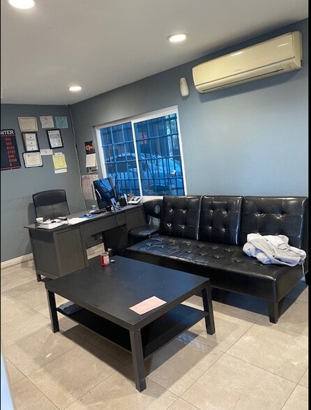 7766 Burnet Ave, Van Nuys, CA à vendre - Photo du bâtiment - Image 3 de 13
