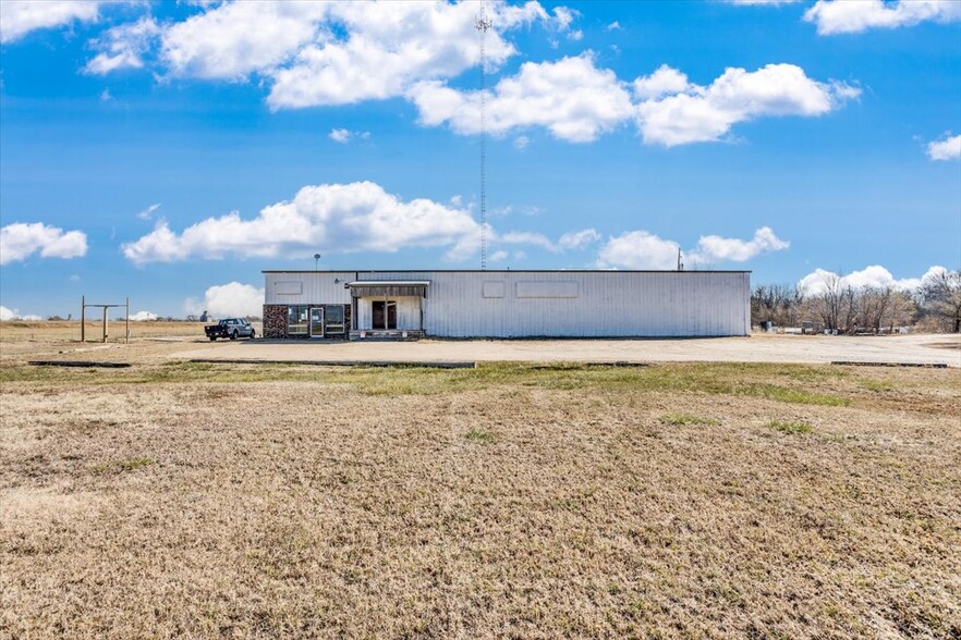 7104 S. KS-14 Hwy., Hutchinson, KS à vendre - Photo du bâtiment - Image 1 de 7