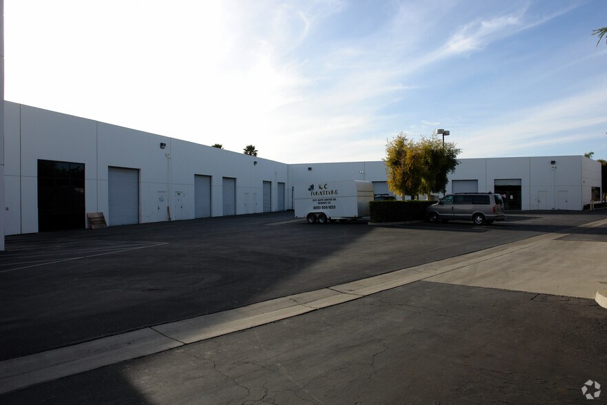 2011 Auto Center Dr, Oxnard, CA for lease - Building Photo - Image 3 of 8