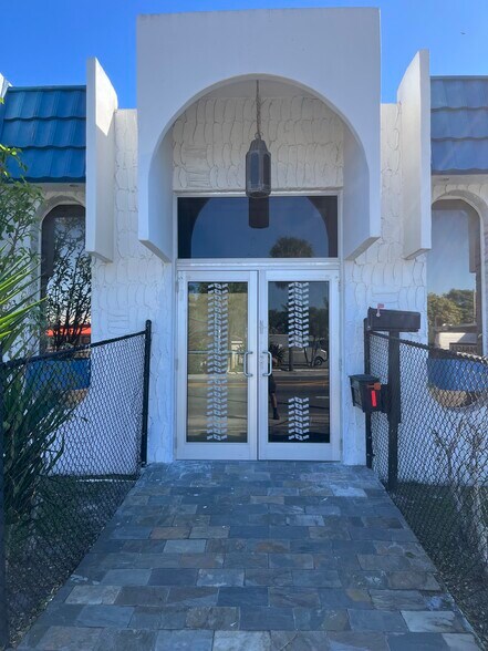 14205 W Dixie Hwy, North Miami, FL à vendre - Photo du bâtiment - Image 3 de 21