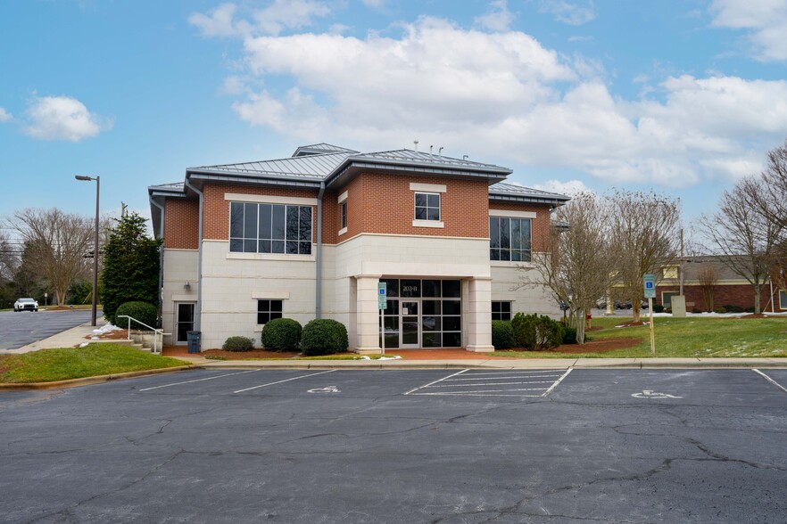 203 Mocksville Ave, Salisbury, NC for lease - Building Photo - Image 1 of 24