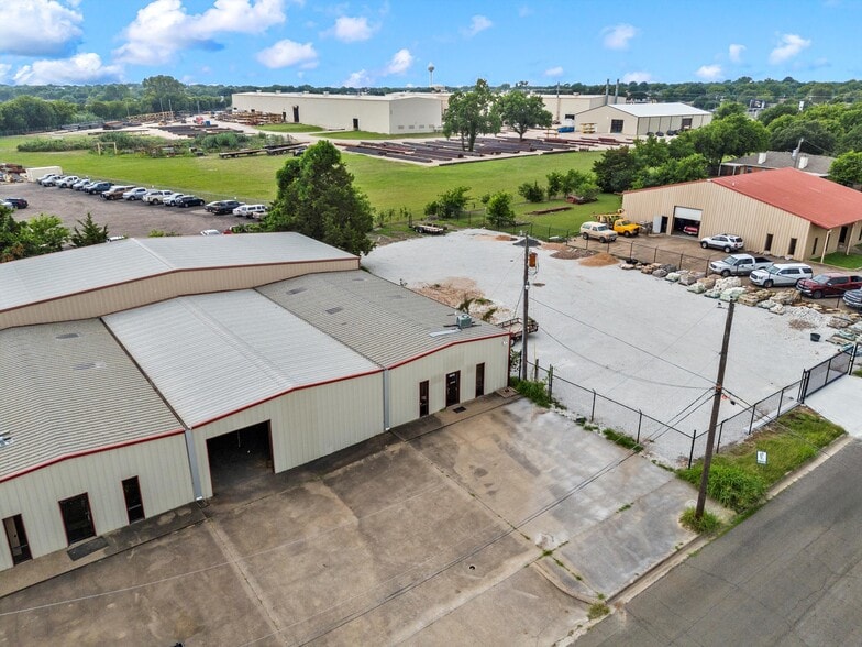 405 Milton, Hewitt, TX for lease - Building Photo - Image 2 of 5
