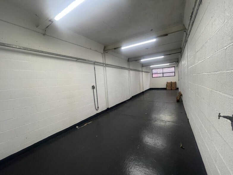 Whieldon Rd, Stoke On Trent à louer - Photo du bâtiment - Image 3 de 4