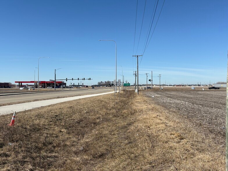 75 Bourbonnais Parkway, Bourbonnais, IL à vendre - Photo du bâtiment - Image 2 de 4