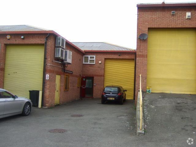 Oxen Rd, Luton à louer - Photo du bâtiment - Image 2 de 2