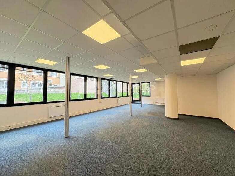 Office in Lyon for lease - Building Photo - Image 2 of 11