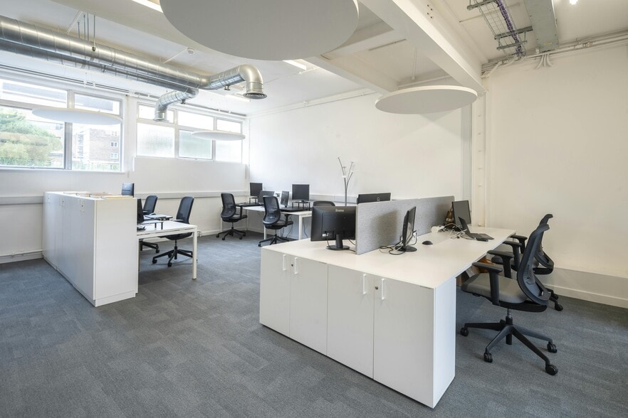 Cotswold Rd, Sutton for lease - Building Photo - Image 3 of 6