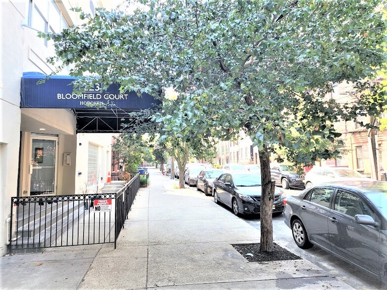 223 Bloomfield St, Hoboken, NJ à louer - Photo du bâtiment - Image 2 de 7
