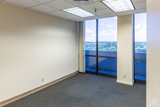 2090 Palm Beach Lakes Blvd, West Palm Beach, FL à louer Photo intérieure- Image 2 de 13