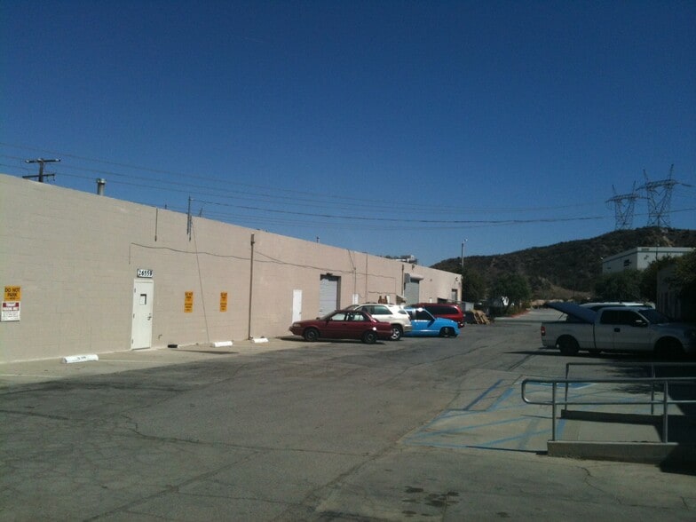 26541 Ruether Ave, Santa Clarita, CA for lease - Building Photo - Image 2 of 10