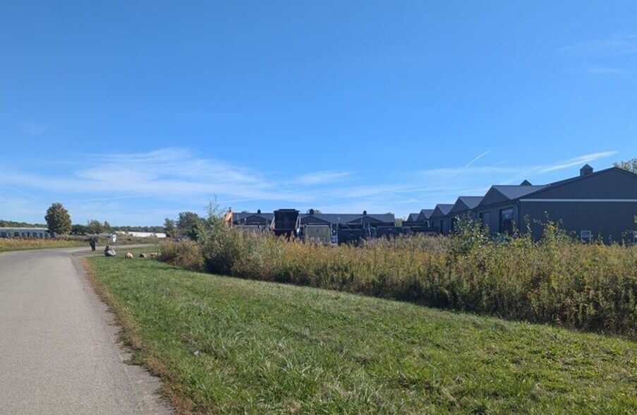 425 Timothy Ln, Ontario, NY à vendre - Photo du bâtiment - Image 2 de 3