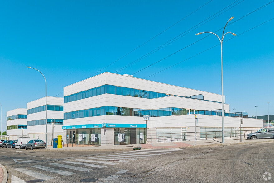 Office in Móstoles, Madrid for lease - Building Photo - Image 1 of 9
