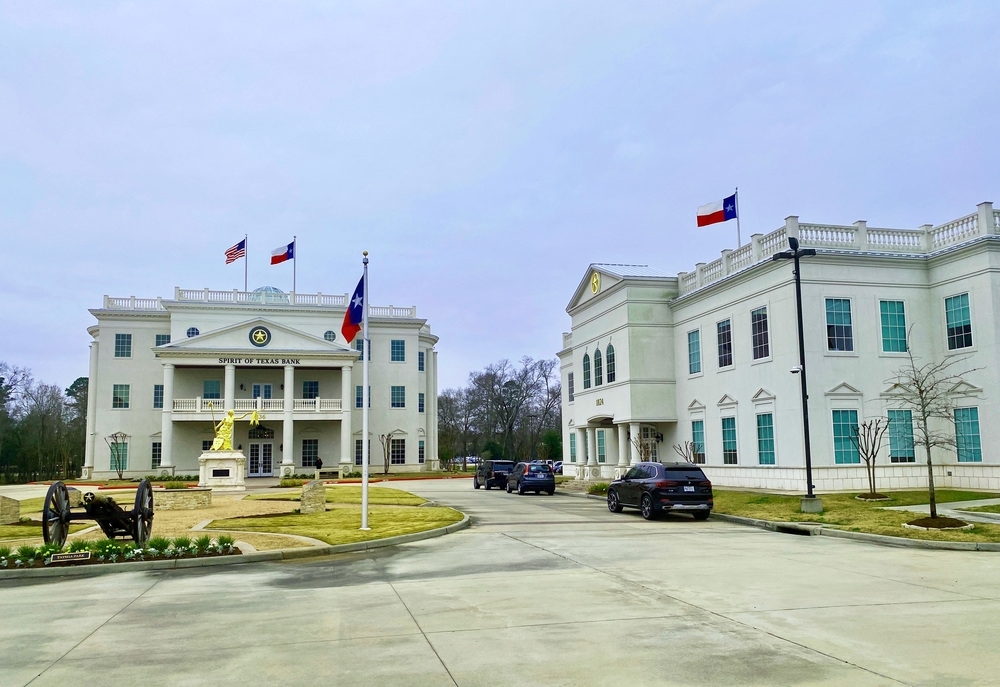 815 W Davis St, Conroe, TX for lease Building Photo- Image 1 of 3