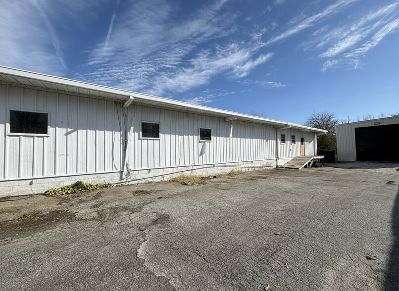 2514 W Point Ave, College Park, GA à louer - Photo du bâtiment - Image 2 de 5