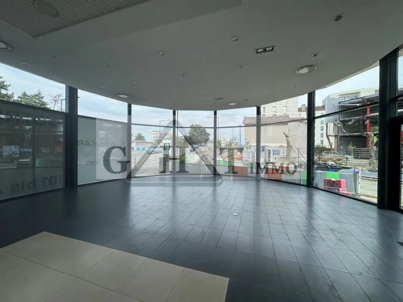 Office in Ivry-sur-Seine for lease - Lobby - Image 2 of 6