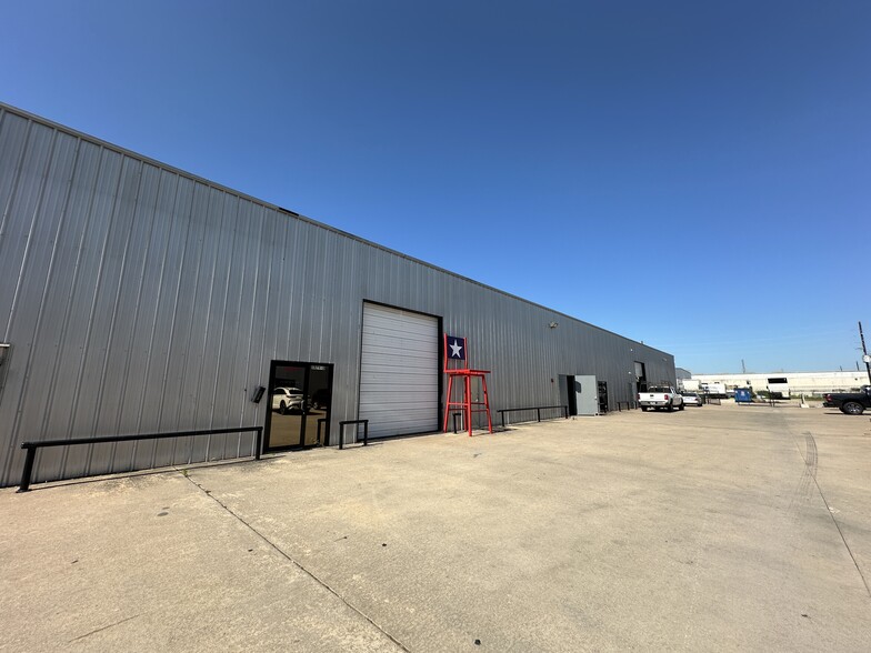 5485 W Sam Houston Pky N, Houston, TX for lease - Building Photo - Image 3 of 21