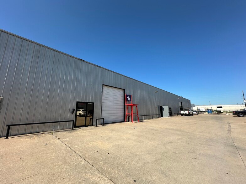 5485 W Sam Houston Pky N, Houston, TX à louer - Photo du bâtiment - Image 3 de 17
