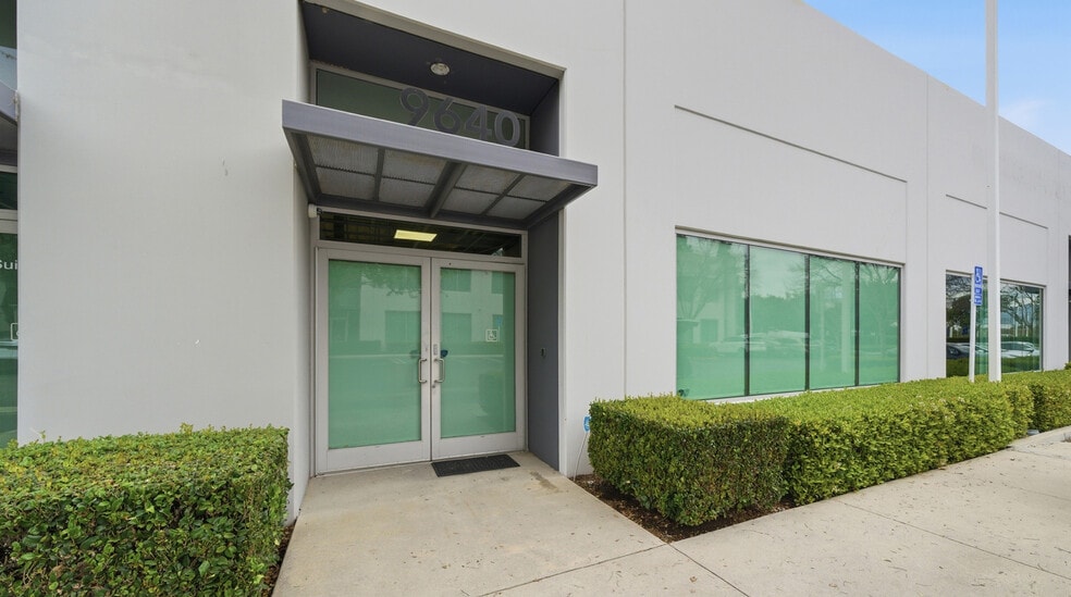 9590-9610 Research Dr, Irvine, CA à vendre - Photo du bâtiment - Image 2 de 7