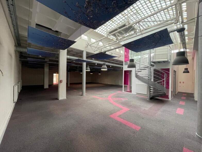 Flex dans Saint-Cloud à louer - Photo du bâtiment - Image 3 de 18