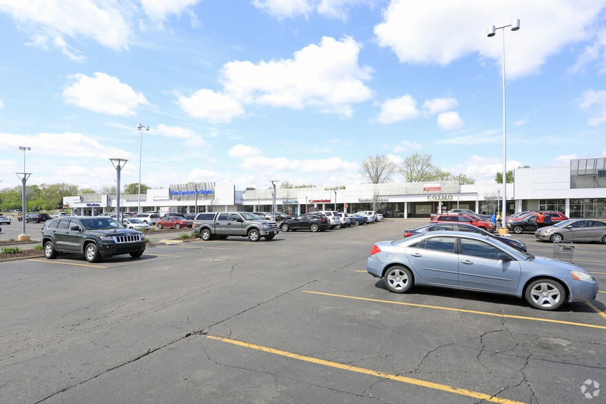 731-931 E Big Beaver Road, Troy, MI for lease - Building Photo - Image 3 of 8