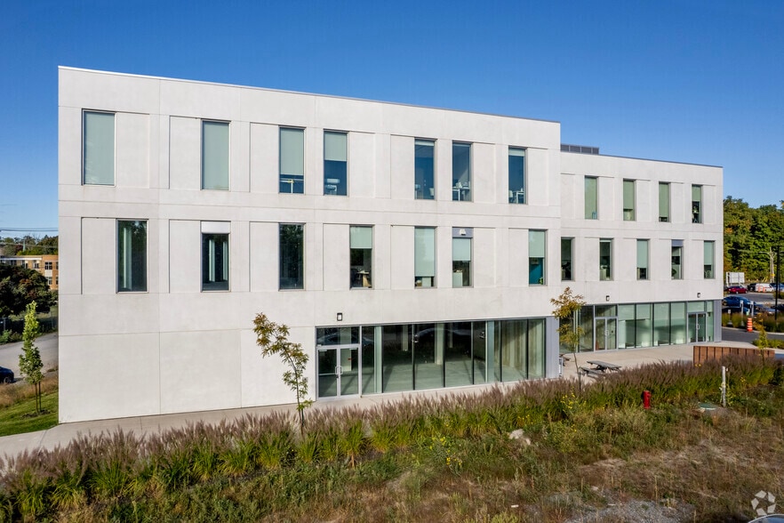 307 Boul Des Anciens-Combattants, Sainte-anne-de-bellevue, QC for lease - Building Photo - Image 2 of 3