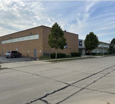 6753 W Rogers St, West Allis, WI à vendre - Photo du bâtiment - Image 3 de 12