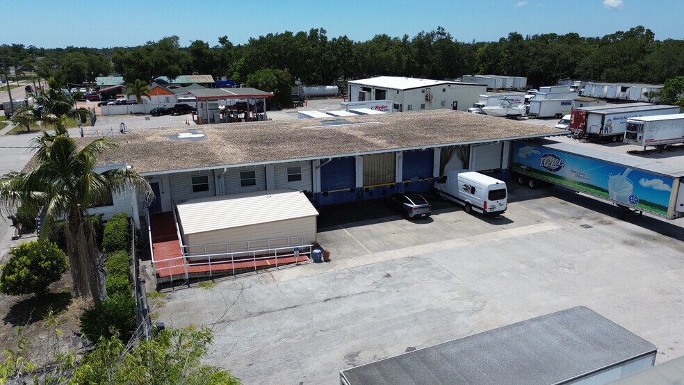 1401 Whitfield Ave, Sarasota, FL à louer - Photo du bâtiment - Image 2 de 6