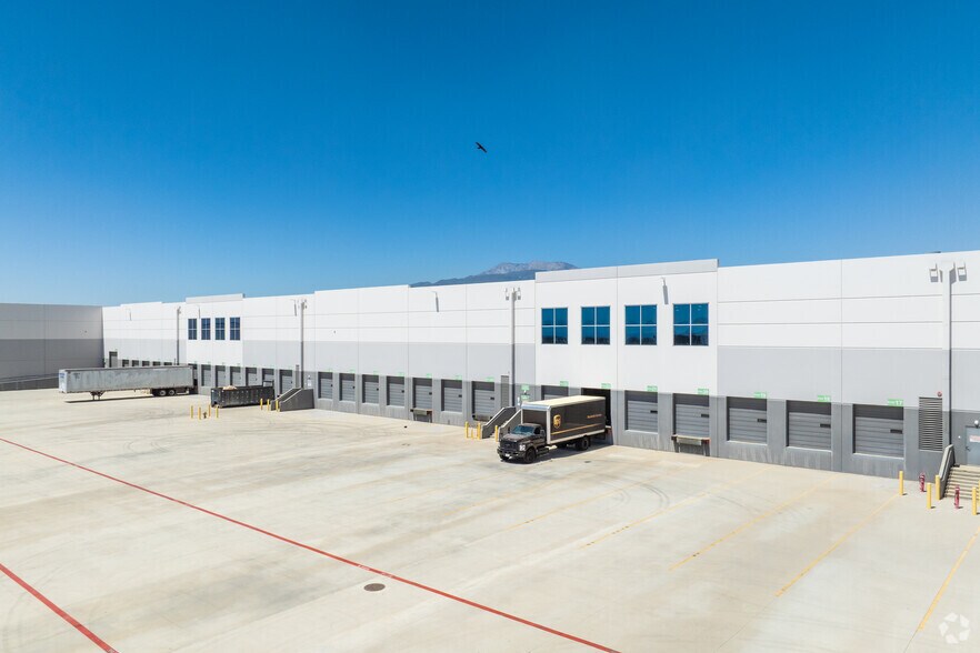 6010 N Cajon Blvd, San Bernardino, CA à louer - Photo du bâtiment - Image 2 de 4