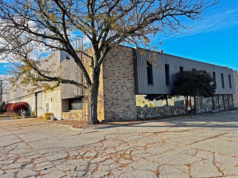 16600 E 13 Mile Rd, Roseville, MI à vendre - Photo du bâtiment - Image 1 de 8