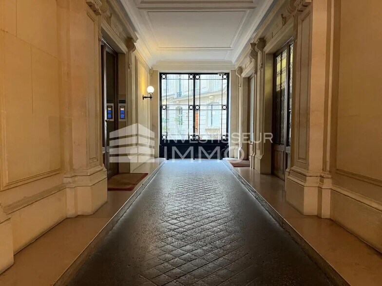 Retail in Paris for lease - Building Photo - Image 2 of 10