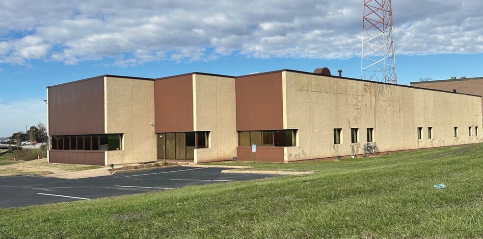 2301-2305 Millpark Dr, Maryland Heights, MO à louer - Photo du bâtiment - Image 2 de 3