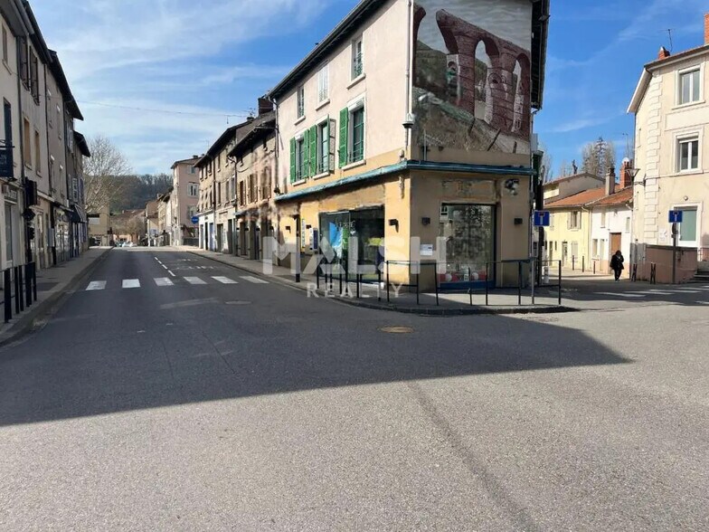 Retail in Brignais for lease - Building Photo - Image 1 of 7