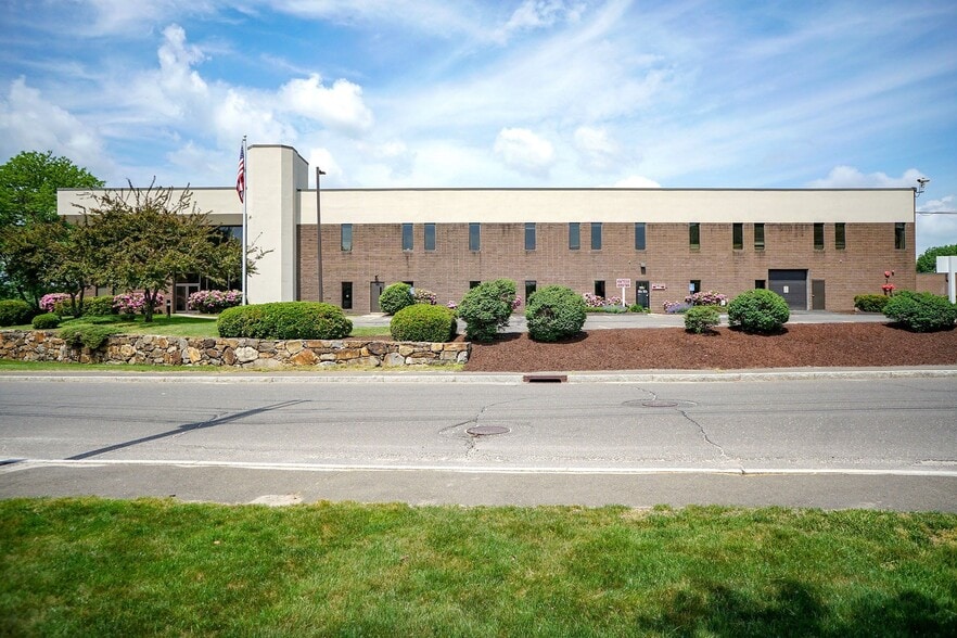 84 Progress Ln, Waterbury, CT à louer - Photo du bâtiment - Image 2 de 4