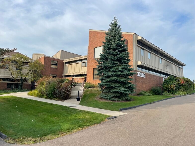 32905 W 12 Mile Rd, Farmington Hills, MI for sale - Building Photo - Image 3 of 29