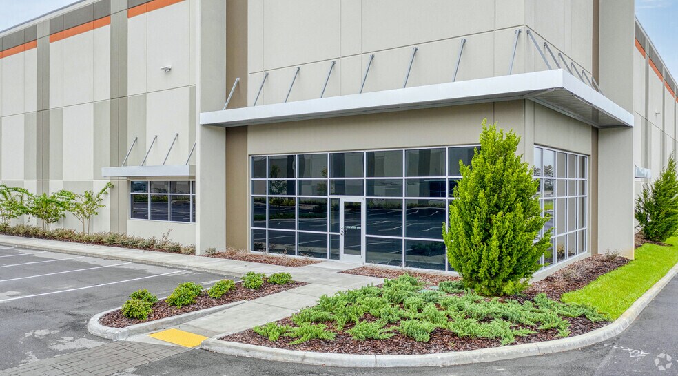 1021 Crews Commerce Dr, Orlando, FL à louer - Photo du bâtiment - Image 2 de 5