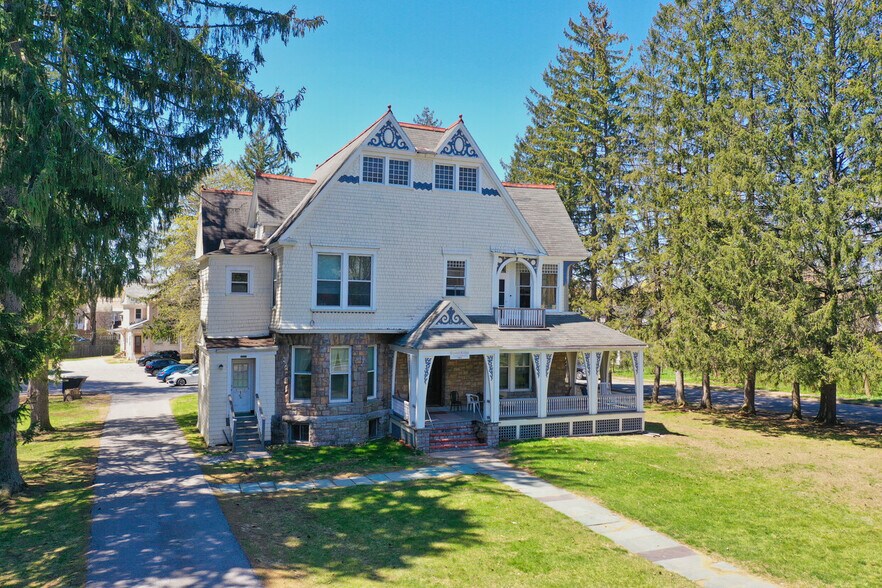 190 Ridge St, Glens Falls, NY à vendre - Photo principale - Image 1 de 12