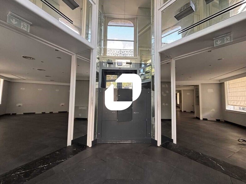 Retail in Paris for lease - Interior Photo - Image 3 of 6