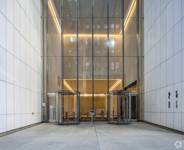 250 W 55th St, New York, NY à louer - Photo du bâtiment - Image 2 de 7