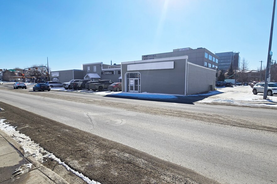 4418 50 Ave, Red Deer, AB à louer - Photo du bâtiment - Image 2 de 4
