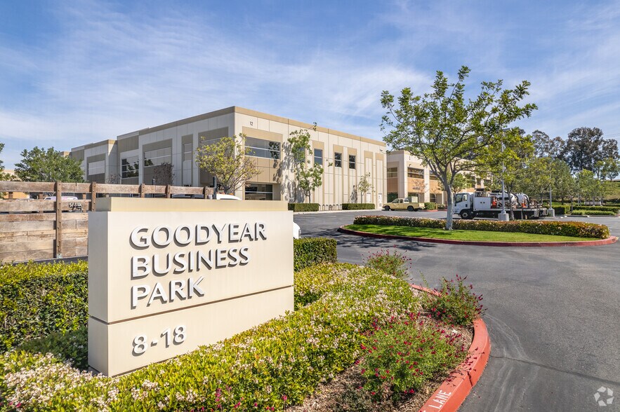 8 Goodyear, Irvine, CA à louer - Photo du bâtiment - Image 3 de 24