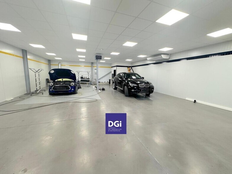 Flex in Nimes for lease - Interior Photo - Image 2 of 8