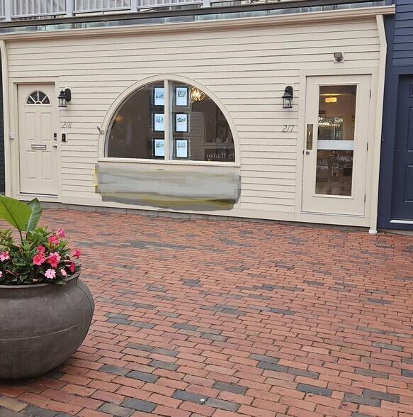 201-230 Goddard Row, Newport, RI à vendre - Photo du bâtiment - Image 1 de 24