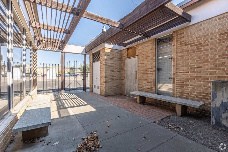 421 E Chestnut Ave, Yakima, WA for lease - Building Photo - Image 3 of 7