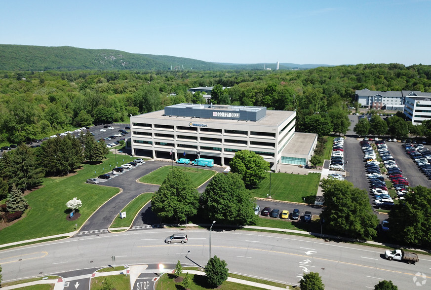 200 Executive Blvd, Southington, CT for lease - Building Photo - Image 2 of 8