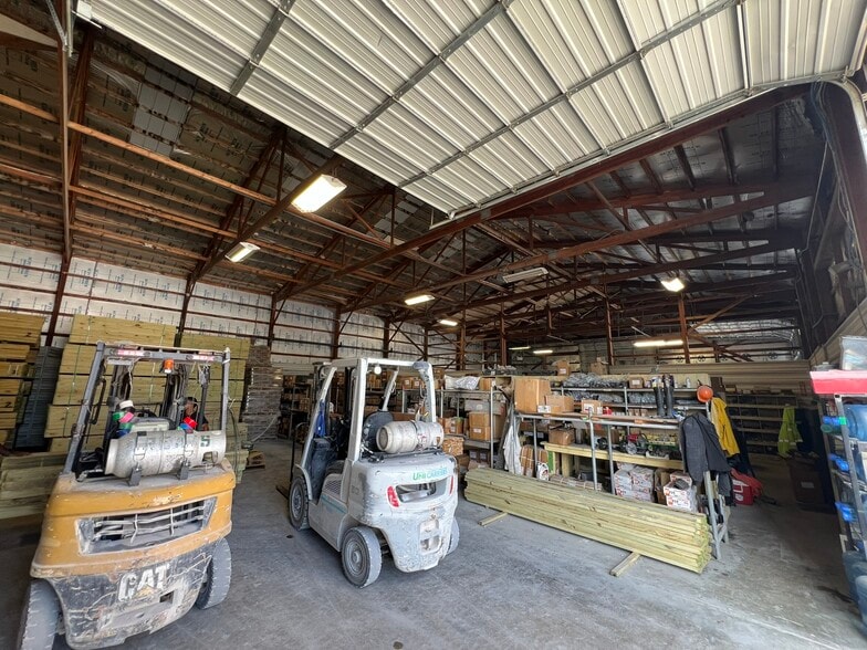 207 W Apple Blossom Ave, Lowell, AR for lease - Interior Photo - Image 2 of 7