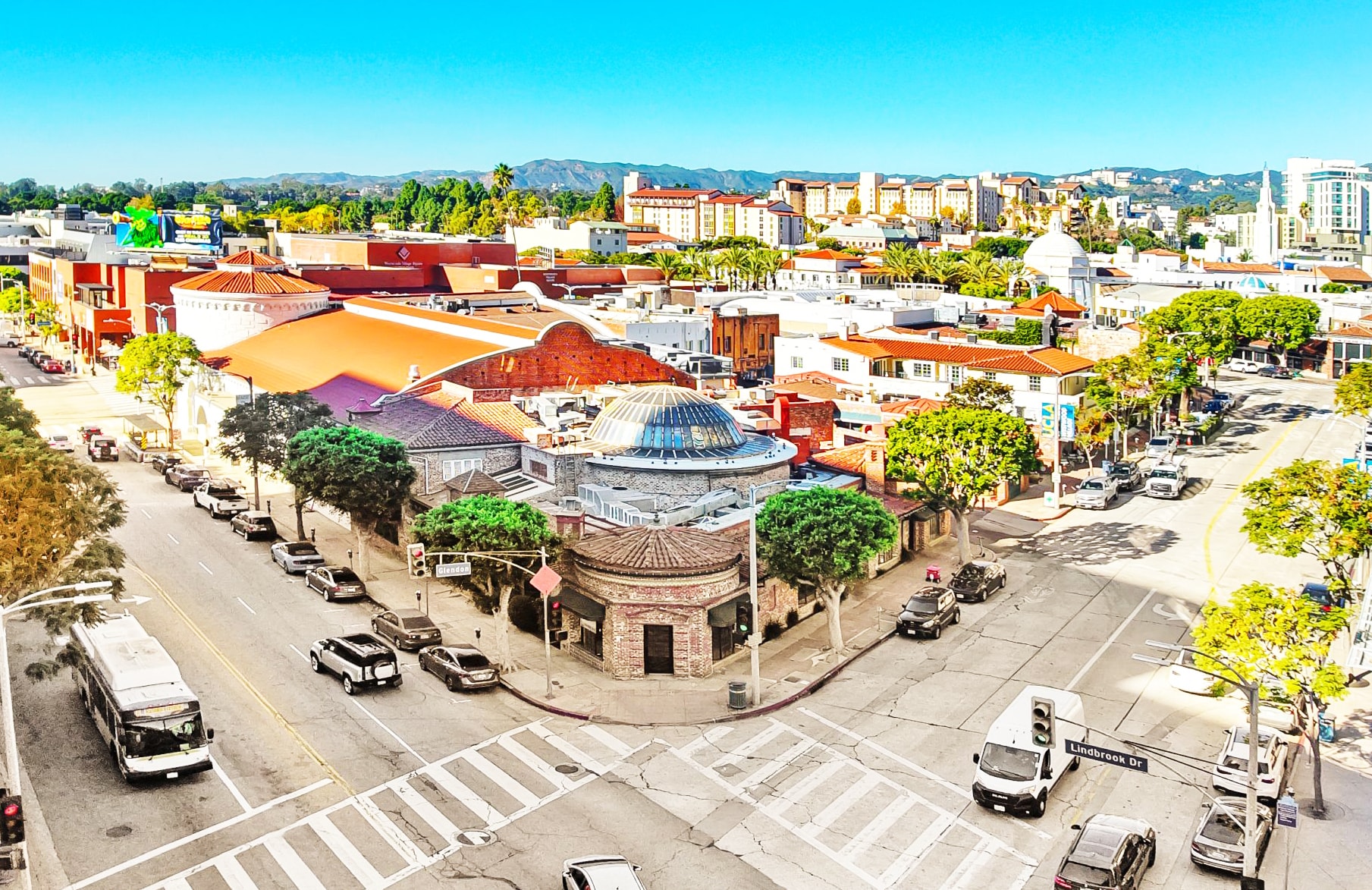 1139 Glendon Ave, Los Angeles, CA à vendre Photo principale- Image 1 de 24