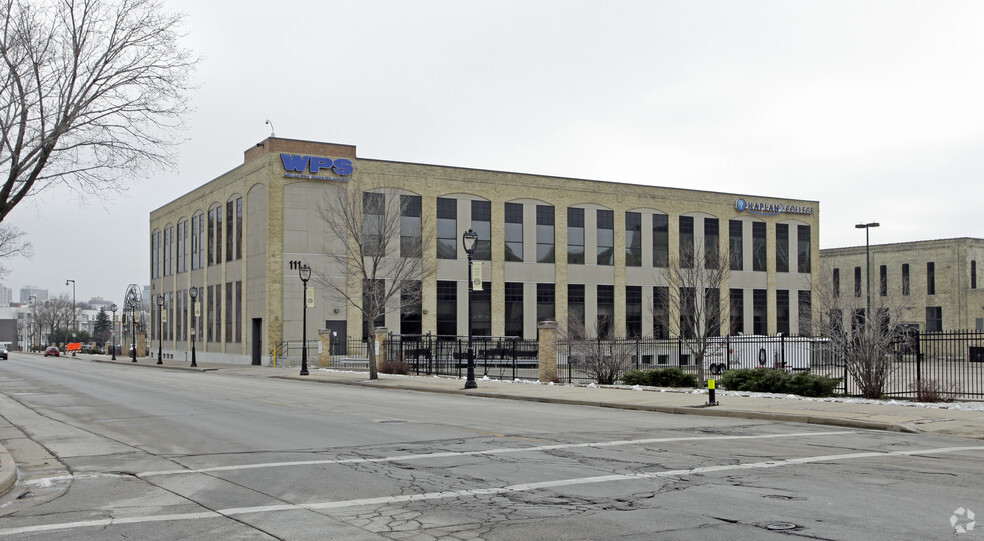 111 W Pleasant St, Milwaukee, WI for lease - Building Photo - Image 3 of 6