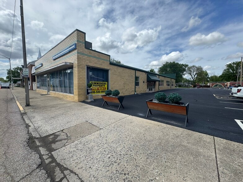 35 W Main St, Mascoutah, IL for lease - Building Photo - Image 1 of 11